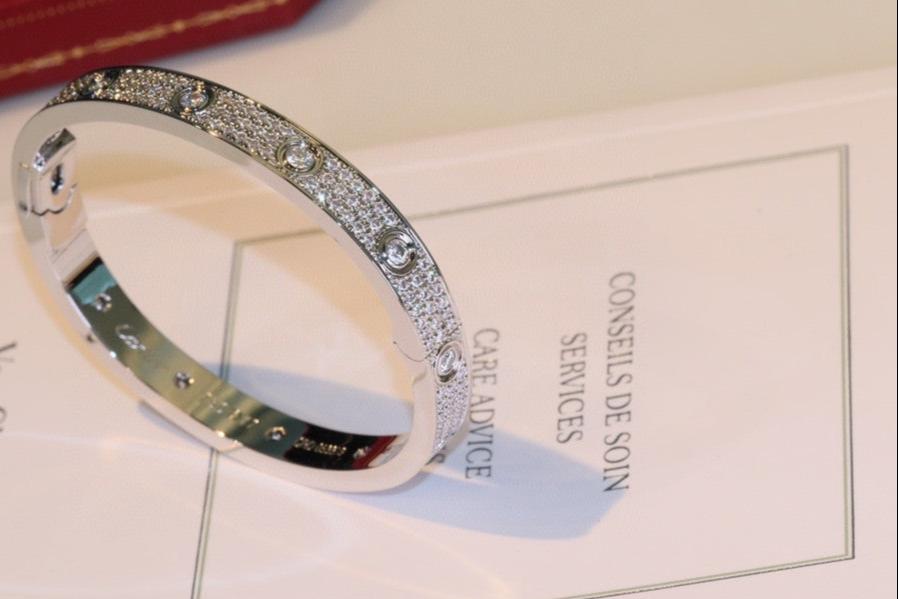 Noble Diamond-paved 10 Big Diamonds Love Bracelet
