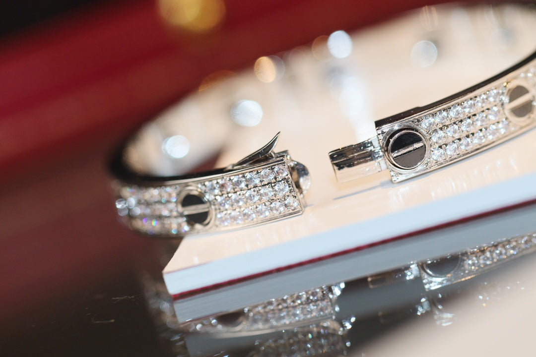 Noble Diamond-paved Ceramic  Love Bracelet
