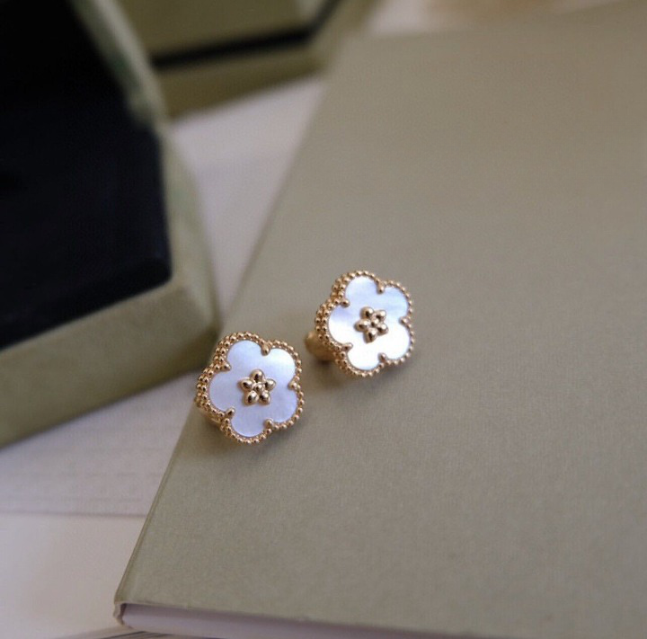 Noble Lucky Spring White Blossom Roes Gold Earrings